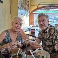 Pareja disfrutando comida local