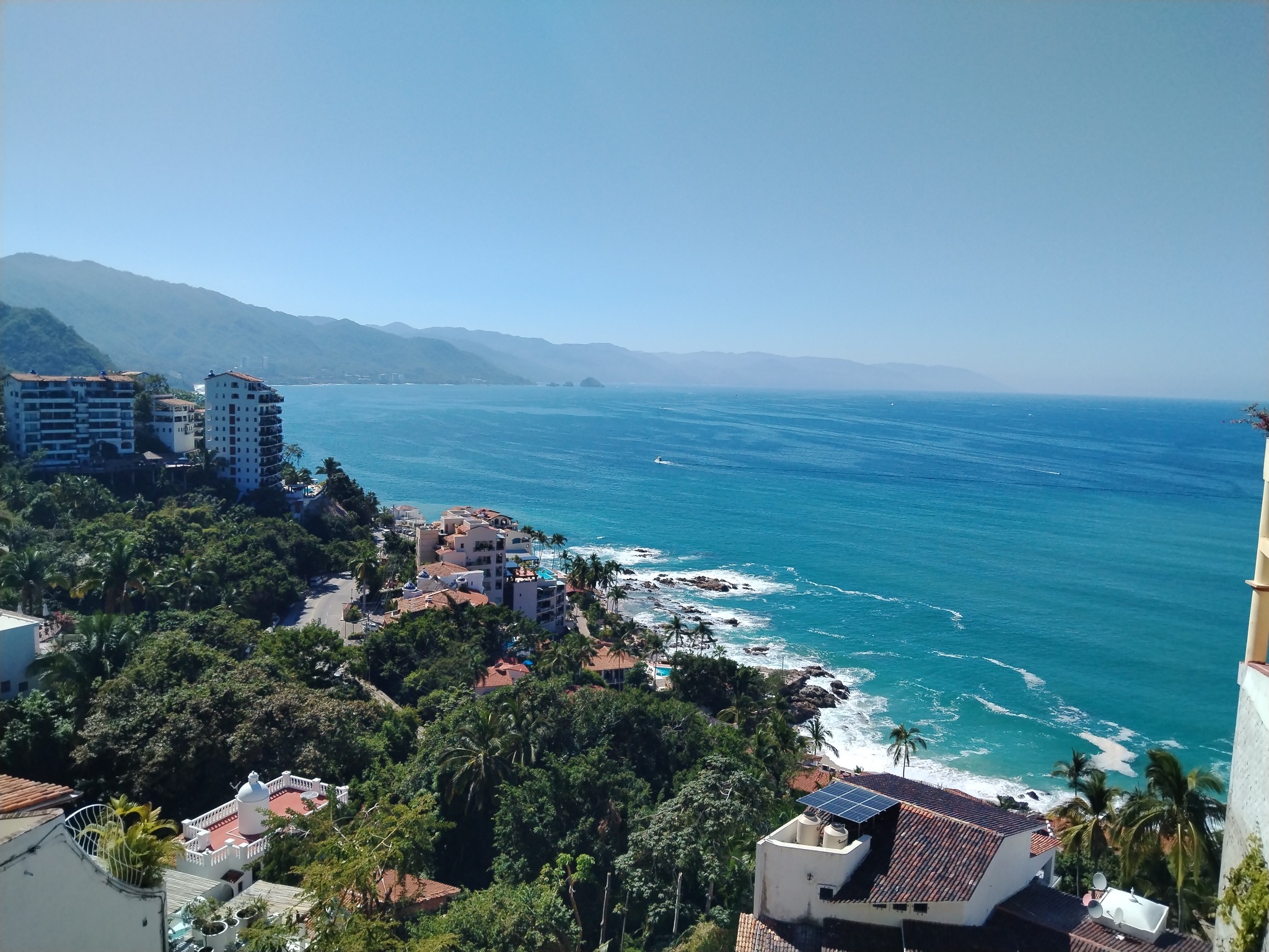 Vista nocturna de edificio y jardines en Vallarta